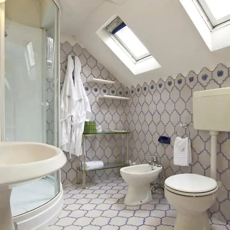 Villa Laveno-mombello Sleeps 8 Pool Wifi
